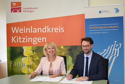 Landrätin Tamara Bischof und Florian Neumann, Leiter Regionalbüro Nord der Transferagentur, unterzeichneten am Donnerstag, 6. Juni, eine Kooperationsvereinbarung zum Kommunalen Bildungsmanagement. Foto: Corinna Petzold, Landkreis Kitzingen.
