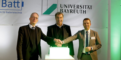 Universitätspräsident Prof. Dr. Stefan Leible, Ministerpräsident Dr. Markus Söder und BayBatt-Direktor Prof. Dr.-Ing. Markus Danzer (v. l.) geben das Startsignal.