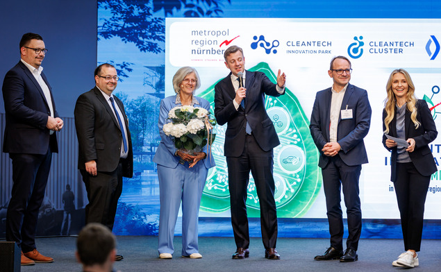 Landrat Dr. Oliver Bär überreicht Christa Standecker, Geschäftsführerin der Metropolregion Nürnberg, Blumen