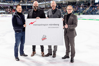 Der Nürnberger Eishockey-Verein Thomas Sabo Ice Tigers wird als sportliches Aushängeschild der Metropolregion Nürnberg geehrt: v.l. Andreas Kurzer (Geschäftsführer der PIC Real Estate GmbH), Wolfgang Gastner (Geschäftsführer der THOMAS SABO Ice Tigers), Dr. Prof. Klaus L. Wübbenhorst (Wirtschaftsvorsitzender der Metropolregion Nürnberg) und Ulrich Klement (Geschäftsführer Forum Sport der Metropolregion Nürnberg)